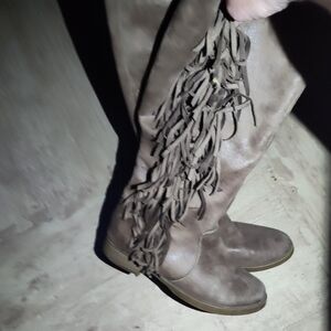 Women's Mudd boots size 6.